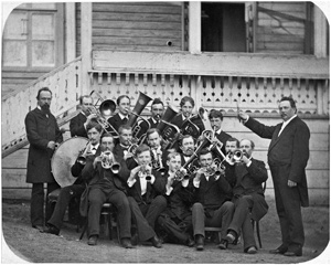 Gustav Dahlström johtamassa orkesteria vuonna 1884.  Keski-Suomen museo.
