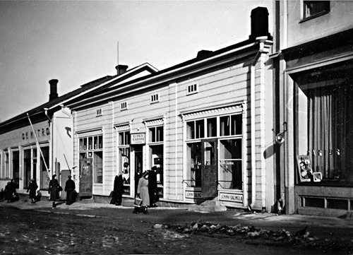 Katunäkymä Kauppakatu 20 kohdalta keväällä 1939. Kuva Pekka Mitro. Mitron perheen kokoelma.