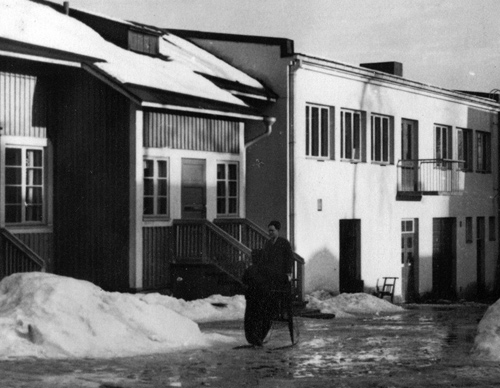 Kauppakatu 20 sisäpiha keväällä 1939. Taustalla kaksikerroksinen Mitro Oy:n neulomo. Kuva Pekka Mitro. Mitron perheen kokoelma.