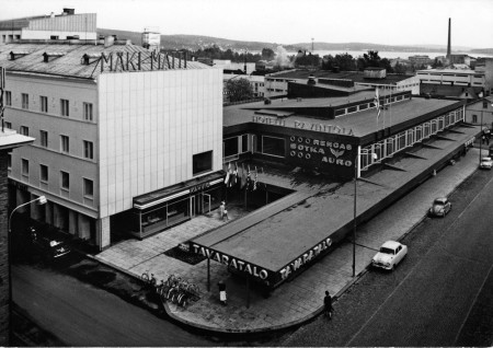 Näkymä Mäki-Matin rakennuksista tavaratalon valmistuttua 1961. Kuva Keski-Suomen museo.