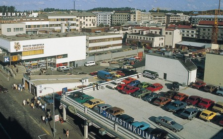Raatikellarin yläpuolella oli Asemakadun puolella liikesiipi, jonka katolla oli aikaa kuvaavasti autojen parkkipaikka. Kuva vuodelta 1988, Jussi Jäppinen.