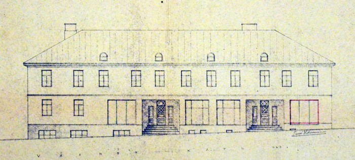 Vuonna 1926 rakennettuun asuin- ja liikerakennukseen tehtiin näyteikkunan laajennus vuonna 1943. Jyväskylän kaupunginarkisto.